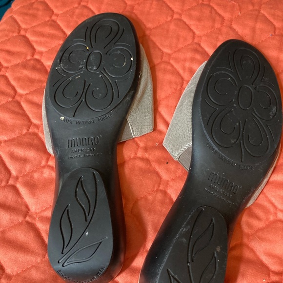 Munro American gold sandals size 7.5 - Picture 3 of 3